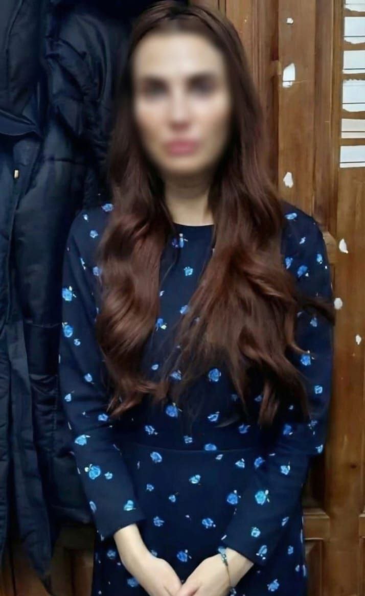 В Благовещенске полицейскими задержана турагент подозреваемая в мошенничестве Сотрудниками уголовного розыска МУ МВД России Благовещенское по подозрению в серии мошенничеств задержана местная жительница 1988 года рождения В январе 2026 года в полицию поступило более 25 заявлений граждан о совершенных в отношении них преступлениях В ходе проверки установлено что во всех случаях подозреваемая получала с клиентов предоплату за оказание туристических услуг однако свои обязательства либо не выполняла либо выполняла частично По имеющейся информации 26 граждан пострадавших от преступных действий турагента в настоящий момент находятся в Социалистической Республике Вьетнам и не могут вылететь в Россию так как у них отсутствуют обратные билеты Следственным управлением МУ МВД России Благовещенское возбуждён ряд уголовных дел по ст 159 УК РФ Мошенничество