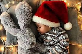 В Бресте на Рождество появились 7 малышей В Брестском областном роддоме в светлый праздник Рождества на свет появились 7 малышей среди них 2 девочки и 5 мальчиков А вес самого крупного ребенка 4 килограмма 190 граммов Кто то стал впервые родителем кто то получил статус многодетной семьи Маленьких белорусов и их мам 8 января поздравил архиепископ Брестский и Кобринский Иоанн Это добрая ежегодная традиция православной церкви Всего в новом году в Брестском областном роддоме родились уже около ста детей Разговоры на кухне