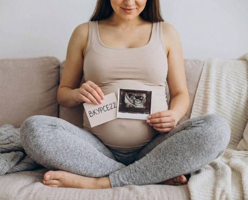 В России женщины впервые становятся мамами в среднем в 26 лет Как сообщила главный специалист по репродуктивному здоровью Минздрава Наталия Долгушина в стране активно занимаются охраной репродуктивного здоровья всех возрастов Ежегодно 97 подростков 15 17 лет проходят осмотры у 4 5 из них выявляют нарушения С 2024 года стартовала диспансеризация по оценке репродуктивного здоровья взрослых За 10 месяцев 2025 года её прошли почти 13 млн человек и у большинства заболеваний не обнаружено