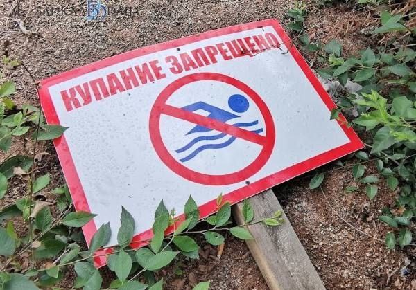В Хабаровском крае увеличили штрафы за купание в неположенных местах  Штрафы за купание в неположенных местах и игнорирование знаков "Купаться запрещено" увеличили в Хабаровском крае. Теперь размер наказания составит 5 тысяч рублей. Закон об этом утвердили краевые депутаты.    - Закон направлен на обеспечение безопасности людей. С начала летнего сезона уже погибло 25 человек, которые утонули, купаясь в стихийных местах. Штрафы – одна из мер, призванная заставить людей задуматься над проблемой. Ранее нарушители должны были заплатить от 500 до 1 тысячи рублей, – прокомментировал начальник отдела предупреждения ЧС комитета правительства края по гражданской защите Александр Курбала.