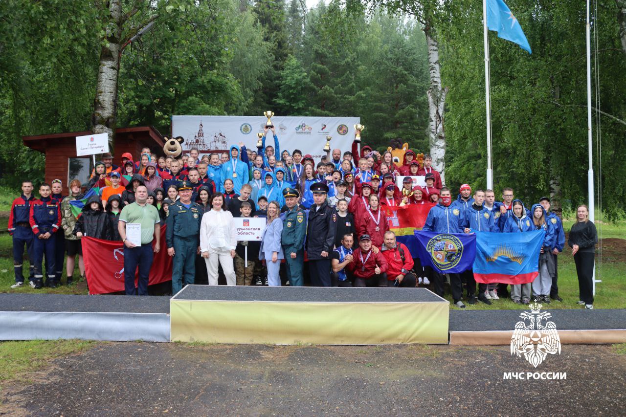 Дождь празднику не помеха! Под Великим Устюгом прошла церемония закрытия XXVII межрегиональных соревнований «Школа безопасности». На торжественной церемонии первый заместитель начальника Главного управления МЧС России по Вологодской области Сергей Носачев вручил победителям и призёрам заслуженные награды. В течение пяти дней команды боролись за право представлять Северо-Западный федеральный округ на Всероссийском этапе. Пожарную безопасность и безопасность на воде во время проведения соревнований обеспечивали специалисты МЧС России. По итогам всех испытаний в старшей возрастной группе победителям стала команда Вологодской области, воспитанники спортивной школы «Сухона». В младшей возрастной группе вологжанам совсем немного не хватило до победы: учащиеся Сазоновской школы уступили лишь соперникам из Калининграда. Поздравляем победителей и призеров! До новых встреч!