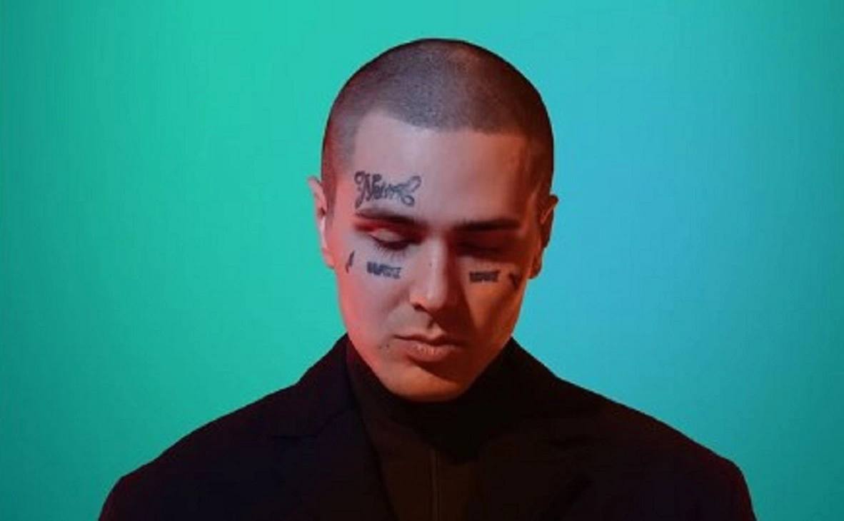 Уголовное дело рэпера Face поступило в уфимский суд Кировский районный суд Уфы начнет рассматривать уголовное дело в отношении Ивана Дремина известного как рэпер Face признан в РФ иностранным агентом Музыканта обвиняют в нарушении порядка деятельности иностранного агента совершенном лицом подвергнутым административному наказанию На рассмотрение поступили материалы уголовного дела в отношении жителя города Уфы 1997 года рождения Обвиняемый был включен в реестр иностранных агентов в 2022 году В 2023 2024 годах судами Уфы он неоднократно привлекался к административной ответственности за нарушение установленного для иностранных агентов порядка деятельности в частности за непредставление отчетов и распространение информации без обязательной маркировки говорится в сообщении По данным суда в 2024 и 2025 годах обвиняемый продолжил нарушать закон об иноагентах публикуя в разных соцсетях музыкальные композиции и анонсы выступлений без обязательной иноагентской плашки дисклеймера По части 2 статьи 330 1 УК РФ виновному грозит наказание в виде штрафа до 300 тыс руб или в размере заработной платы за период до двух лет обязательных работ на срок до 480 часов исправительных работ на срок до двух лет или лишения свободы на срок до двух лет РБК Уфа в Telegram РБК Уфа в MAX