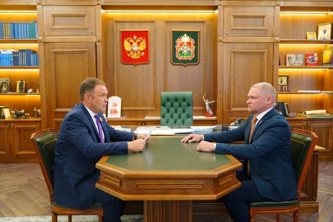 Экс директор УЕЗТУ Лопатенко все таки стал министром транспорта Кузбасса В понедельник 25 августа губернатор Илья Середюк официально объявил о назначении бывшего директора УЕЗТУ Константина Лопатенко на должность министра транспорта Уверен Ваш опыт и компетенции успешно работать над решением проблем в сфере транспорта сказал Середюк Новому министру поручено решать многочисленные проблемы в отрасли нехватку водителей регулярность рейсов обновление подвижного состава обеспечение безопасности перевозок модернизацию инфраструктуры электротранспорта стабилизацию цен на авиабилеты и строительство аэропорта в Шерегеше Еще одна проблема железнодорожный транспорт на который в регионе огромная нагрузка Лопатенко 42 года женат есть сын До этого работал в кадастровом ветеринарном и имущественном ведомствах а в течение восьми лет возглавлял кемеровское УЕЗТУ Напомним месяц назад источник VSE42 Ru сообщал что Лопатенко будет назначен на должность министра Середюк бурно отреагировал на публикацию и сказал что кадровое решение не было принято Подписаться на VSE42 Ru