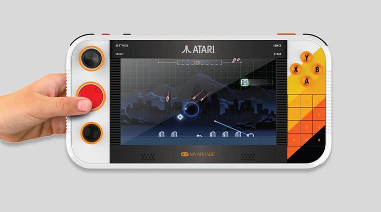 Портативная консоль Atari Gamestation Go My Arcade представила официальную консоль Atari Gamestation Go для ретро игр На устройство предустановлено свыше 200 игр Atari Gamestation Go оснастили 7 дюймовым цветным дисплеем трекболом и клавиатурой модуль Wi Fi аккумулятор на 4 5 часов гейминга На консоль предустановлены лицензированные ретро игры от Atari Jaleco и PIKO Interactive Atari Gamestation Go будет доступна для предзаказа в розничных сетях Америки с октября 2025 года Стоимость консоли составит 180 США Atari Консоль Портативка Подписывайтесь на ARCHiTECH Чат