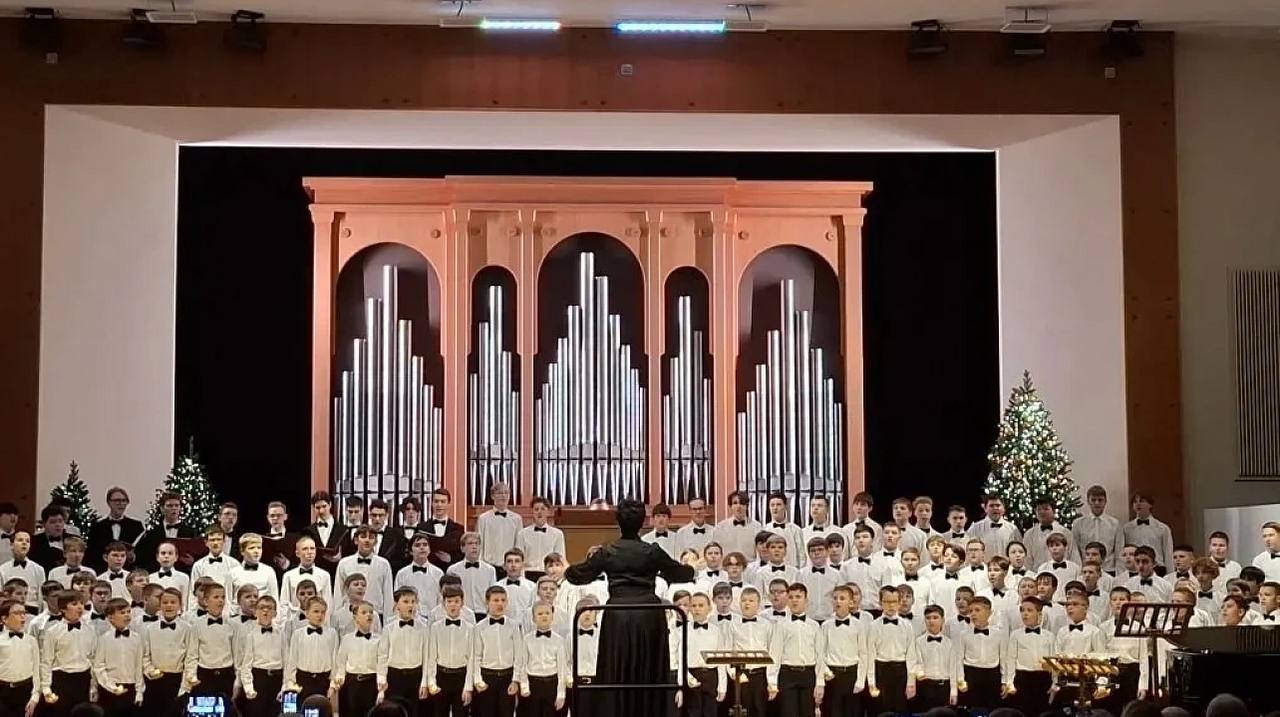 В Муниципальном концертном зале стартовал Краснодарский рождественский фестиваль Праздник начался с концерта Хором славим Рождество Впервые в этом зале выступила сводная капелла мальчиков и юношей Краснодара Их сопровождали фортепиано флейта симфонические колокола и орган заслуженного артиста Краснодарского края Михаила Павалия Кубанские Новости Мы в MAX