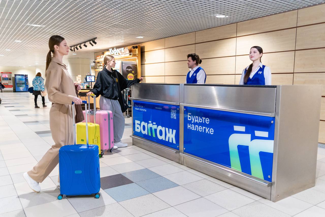 Домодедово стало первым в России доставлять багаж в любую точку Москвы В DME заработал сервис курьерской доставки Баггаж Пассажиры которые не хотят тратить время на ожидание чемоданов и везти их самостоятельно могут оформить услугу на одноименной стойке в зоне выдачи багажа Там можно оставить чемодан или багажную бирку во втором случае работники сами получат багаж Курьер доставит вещи по указанному адресу Стоимость услуги составляет 1990 руб за доставку одного места багажа в любую точку Москвы Мы хотим чтобы путешественники наслаждались поездкой а не таскали чемоданы Все остальное возьмем на себя пояснил Виталий Арбузов генеральный директор сервиса Баггаж ООО Баггаж появилось только летом было зарегистрировано 11 августа в Москве Домодедово является стартовой площадкой проекта но в ближайшее время компания планирует расширение географии Сервис для нашего авиарынка уникальный да и в целом давно не появлялось информации о каких либо новых услугах в аэропортах Хотя похожие опции уже есть но в обратном формате К примеру в екатеринбургском Кольцово еще в 2021 году был запущен сервис по доставке багажа из дома или отеля в аэропорт Этим летом аэропорт Сочи совместно с курортом Красная Поляна запустил услугу позволяющую зарегистрироваться на рейс и сдать багаж в отеле Rixos Krasnaya Polyana На курорте Манжерок уже год как можно воспользоваться аналогичной опцией но только при перелете Аэрофлотом Пристегните ремни