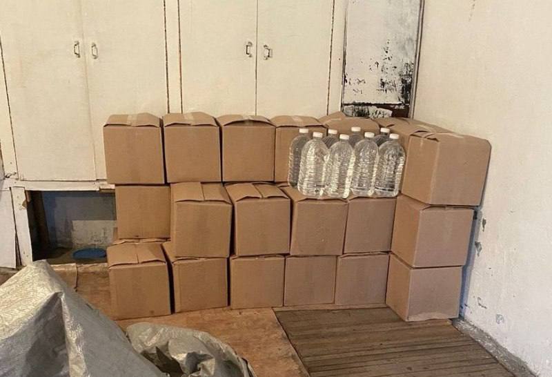В Минусинске завершено расследование уголовного дела в отношении обвиняемого в незаконном обороте 700 литров спиртосодержащей жидкости В ноябре 2024 года оперативники отдела экономической безопасности и противодействия коррупции в одном из гаражей города обнаружили и изъяли 33 картонные коробки. В каждой находилось по 4 пластиковых пятилитровых бутылки с прозрачной жидкостью с характерным запахом спирта, а также еще 8 пластиковых пятилитровых бутылки, стоящих отдельно. Общий объем изъятого составил 700 литров стоимостью 549 тысяч рублей. Полицейские установили, что незаконное хранение спиртосодержащей продукции было организовано 42-летним ранее не судимым жителем Минусинска с целью последующей реализации на территории юга Красноярского края и Республики Хакасия. Следователями МО МВД России «Минусинский» в отношении мужчины было возбуждено уголовное дело по статье «Незаконные производство и или оборот этилового спирта, алкогольной и спиртосодержащей продукции». Обвиняемому грозит до трех лет лишения свободы. Расследование завершено. ГУ МВД России по Красноярскому краю