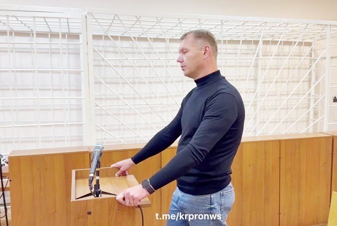 В Красноярске осудили управляющего «Платинум Ареной» за мошенничество при обслуживании здания Пять лет условного срока получил бывший управляющий «Платинум Ареной» за мошенничество и присвоение 1 млн руб., сообщили в прокуратуре. Напомним, в 2020 году генеральный директор АО «Платинум Арена» Роман Сотников узнал, что спортивно-зрелищный комплекс нуждается в техобслуживании систем безопасности. Он придумал план присвоения части выделенных на это денег. Выступая организатором преступления, он предложил своему знакомому стать исполнителем мошеннической схемы. При этом сам организатор мошенничества перешел на должность замминистра спорта края и координировал действия сообщника. Исполнитель на имя подставного человека открыл ООО «СК Вавилон», с которым АО «Платинум Арена» заключило контракты на несколько десятков млн руб. Оплате подлежали услуги по обслуживанию систем охранного телевидения, досмотровой техники, пожаротушения, охранной сигнализации. Часть выделенных на это денег в итоге оказывалась у организатора схемы, который делился ими с исполнителем. По документам услуги оказаны в полном объеме, а на деле – на 1 млн руб. меньше. Сумму удалось легко похитить, ведь акты приемки работ подписывал управляющий он же исполнитель мошеннической схемы . В них и указывались невыполненные работы. Затем владелец здания подарил «Платинум Арену» Красноярскому краю и подельники снова провернули свою мошенническую схему. На этот раз сумма ущерба составила 1,3 млн руб. Прокурор края заключил с подсудимым досудебное соглашение о сотрудничестве. Он дал изобличающие показания на организатора схему. Экс-директор признал вину и возместил ущерб. Суд признал экс-управляющего виновным в мошенничестве, присвоении и назначил ему наказание в виде 5 лет условного лишения свободы. Newslab