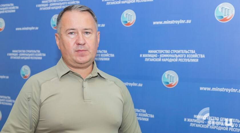 Около 1,5 тыс. жилых домов в Рубежном, Кременной, Северодонецке и Лисичанске будут подготовлены к предстоящему отопительному периоду. Об этом журналистам сообщил министр строительства и ЖКХ Республики Игорь Жарков.  «Что касается Северодонецкой агломерации, мы там готовим не весь жилой фонд. Мы говорим о четырех городах — Рубежном, Кременной, Северодонецке, Лисичанске — это порядка 1 500 домов. Почему не все готовим? Потому что там люди не везде проживают. Там работы еще более сложные, потому что зона пока относительно спокойная», — проинформировал руководитель ведомства.   Жарков пояснил, что специалисты публично-правовой компании «Единый заказчик в сфере строительства» восстанавливают тепловой контур в домах, куда вернулись жители.