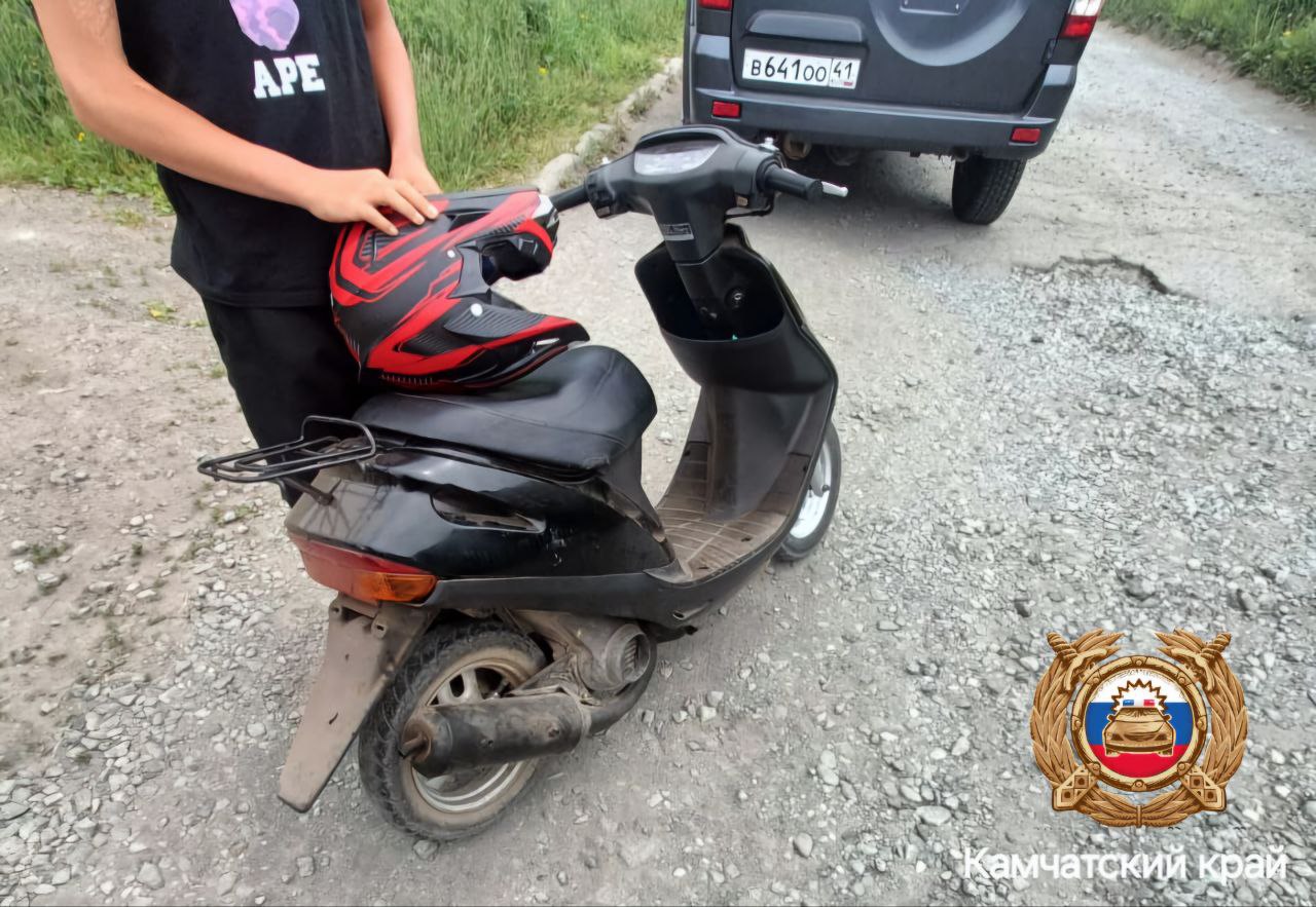 13-летнего водителя мопеда задержали на улице Автомобилистов  Сотрудники ДПС остановили подростка, управлявшего мопедом Honda Dio без водительского удостоверения. На место происшествия вызвали родителей мальчика, после чего составили административные документы, сообщили "ЧП Камчатка" в ГАИ  Мопед поместили на спецстоянку.  Полиция напоминает: Если вы заметили:  Водителей мопедов/мотоциклов, нарушающих ПДД  Детей на питбайках, кроссовых мотоциклах или квадроциклах на дорогах общего пользования  Сообщайте об этом по телефонам:   02  с мобильного - 102    46-92-02  Такие случаи представляют опасность как для самих юных водителей, так и для других участников дорожного движения.