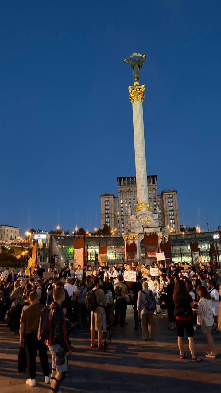 На Майдане в Киеве акция протеста против законопроектов об усилении ответственности для военнослужащих за неповиновение командованию и за СЗЧ Организаторы заявляют что новые законодательные инициативы фактически ликвидируют эффективный механизм возвращения военных после СЗЧ в другие подразделения и заставят их возвращаться в те же условия откуда они уходили Кроме того протестующие заявляют что законопроектом планируется ограничить полномочия судов в части смягчения приговоров за неповиновение что по их мнению является неприемлемым во время войны