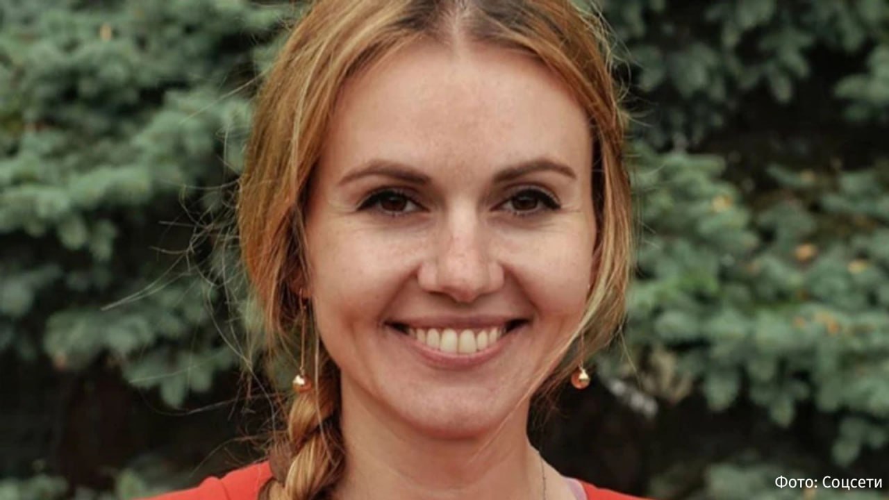 Антикоррупционные органы Украины пришли с обысками к депутату Верховной рады Анне Скороход Об этом пишут украинские СМИ со ссылкой на источники Сообщается что парламентария подозревают в получении крупной взятки совместно с сообщниками НАБУ САП и СБУ подтвердили что разоблачили преступную группу возглавляемую Скороход По их словам следствие продолжается Скороход отказывается признавать вину Мне нечего скрывать моя деятельность на ладони Впрочем время и контекст этих событий наталкивают на однозначные выводы вижу в этом прямое давление на оппозицию и попытку заблокировать мою политическую деятельность через принципиальную позицию написала она в своем Telegram канале  28 ноября еще один фигурант коррупционного скандала экс глава офиса президента Украины Андрей Ермак подал в отставку после утренних обысков проведенных НАБУ и САП Депутат Верховной рады Ярослав Железняк назвал его увольнение постановочным и рассказал что в политическом пространстве страны есть две версии Первая между Зеленским и Ермаком произошла реальная ссора сопровождавшаяся истерикой Вторая говорит о разыгранном спектакле призванном создать видимость ухода Ермака который продолжит влиять на решения Зеленского На Украине продолжается коррупционный скандал об отмывании денег в энергосекторе через которую прошло около 100 млн Обвинения предъявили семи лицам включая бизнесмена близкого к Зеленскому Тимура Миндича его называют руководителем преступной схемы Он покинул страну IZ RU в Telegram в MAX