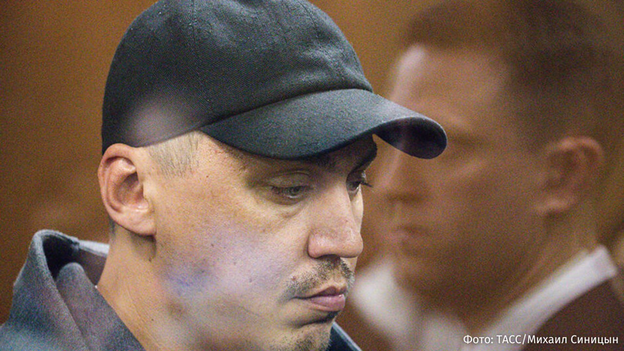 Суд возобновил судебное следствие по делу бизнесмена Дмитрия Портнягина обвиняемого в легализации денежных средств постановив вернуть дело в прокуратуру Об этом сообщил корреспондент Известий из зала Мещанского районного суда Москвы Возвратить дело в прокуратуру поскольку обвинительное заключение составлено с нарушением огласила решение судья  13 октября гособвинение запросило для Портнягина наказание в виде пяти лет колонии общего режима и штраф в размере 900 тыс рублей Для жены бизнесмена Екатерины прокурор запросил 5 5 года колонии общего режима Третьего фигуранта дела делового партнера супругов Алексея Николаева гособвинитель попросил приговорить к двум годам лишения свободы Всех фигурантов обвиняют в отмывании денег полученных преступным путем Портнягин и Николаев полностью признали вину жена бизнесмена частично Всем обвиняемым избран запрет определенных действий 12 апреля 2024 года Портнягина задержали в Ростове на Дону Перед этим в принадлежащих предпринимателю помещениях бизнес клуба Club 500 и банного комплекса Siberia прошли обыски По данным следствия Портнягин уклонялся от уплаты налогов на сумму более 124 млн рублей с 2018 по 2020 год В дальнейшем он совершал финансовые операции с незаконно полученными деньгами переводя их на счета третьих юридических лиц IZ RU в Telegram в MAX