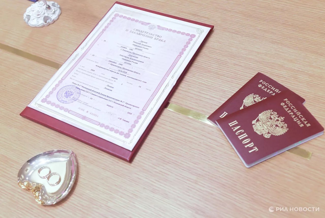В Госдуме предложили дать право на запрос кредитной истории партнера при вступлении в брак, но только при его согласии на предоставление таких данных. С такой инициативой выступили депутаты от "Новых людей" Владислав Даванков, Анна Скрозникова и Антон Ткачев. Они направили данное предложение председателю ЦБ РФ Эльвире Набиуллиной. Такая мера позволит повысить прозрачность финансового положения обеих сторон и поможет молодым семьям принимать взвешенные решения при планировании совместного бюджета, подчеркивают разработчики. Документ имеется в распоряжении РИА Новости. : экономика / Все наши каналы