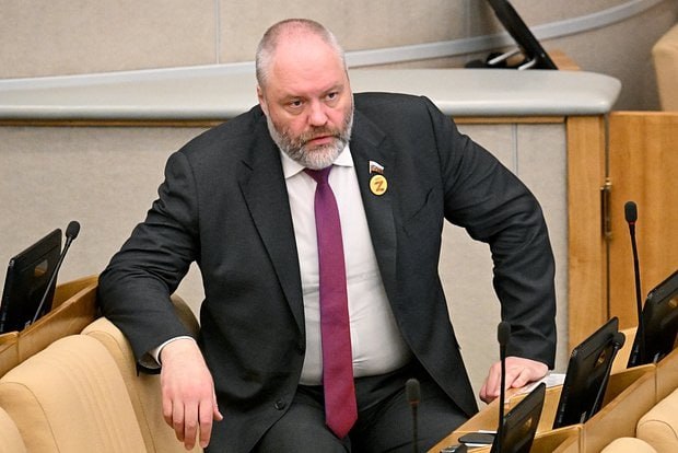 В России предложили создать реестр педофилов Депутат Госдумы Николай Новичков предложил создать в России открытый реестр педофилов с пожизненным надзором за каждым фигурантом Он пояснил что в стране необходимо сделать публичный список всех кто хоть раз совершил преступление против детей Не закрытую базу для силовиков а именно открытый реестр в который может заглянуть каждый отметил Новичков Депутат добавил что готовит официальное обращение в правоохранительные органы и объяснил зачем такая мера необходима Не надо говорить о том что преступник отбывший наказание может спокойно вернуться в общество Иногда есть преступления после которых нельзя нормально возвращаться в общество За педофилами должен быть пожизненный надзор уверен Новичков Лента фото Владимир Федоренко РИА Новости Подписаться на канал