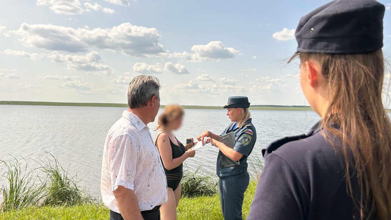 Полицейские Нагайбакского района напоминают о необходимости соблюдать правила безопасного отдыха на водоемах В связи с наступлением летнего периода сотрудники полиции Нагайбакского района совместно с представителями отдела ГОиЧС продолжают проводить рейдовые мероприятия на водных объектах. Особое внимание уделяется предотвращению трагических случаев на воде с участием несовершеннолетних. Полицейские проводят беседы о безопасности вблизи водоемов, раздают памятки с советами, предупреждают о запрете купания в нетрезвом виде, разжигания костров в пожароопасный период и оставления детей без присмотра. Полицейские подчеркивают, что такие рейды будут продолжаться на протяжении всего купального сезона. Сотрудники полиции рекомендуют всегда быть бдительными и помнить, что чрезмерная уверенность в своих силах и возможностях во время купального сезона может привести к трагедии. #мвд74 #полиция74 #полицияюжногоурала #челябинскаяобласть #Нагайбак