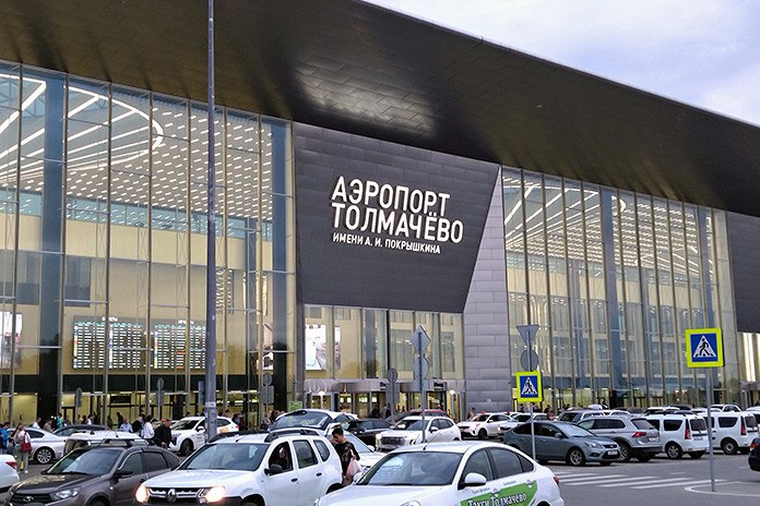 Согласно информации сайта госзакупок, Акционерное общество по строительству, ремонту и содержанию автомобильных дорог и инженерных сооружений «Новосибирскавтодор» признано победителем закупки на выполнение работ по реконструкции аэропортового комплекса «Толмачево». Напомним, что заказчик работ, Федеральное казенное учреждение «Дирекция государственного заказчика по реализации комплексных проектов развития транспортной инфраструктуры» ФКУ «РОСТРАНСМОДЕРНИЗАЦИЯ» , объявлял данный конкурс дважды: 4 апреля 2025 года с начальной максимальной ценой контракта 6,771 млрд рублей и 22 мая 2025 года — за 6,596 млрд рублей. При этом оба раза заявку на участие в тендере подавало только АО «Новосибирскавтодор». Как следует из протокола подведения итогов определения поставщика последней закупки, компания признана победителем с ценой контракта 6,594 млрд рублей -0,3% от максимальной цены . Подробнее по ссылке
