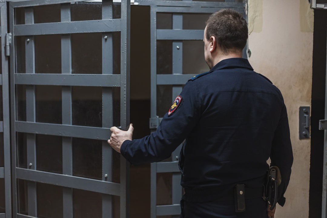 Мужчина на улице нанес собаке несколько ударов В дежурную часть МО МВД России «Макарьевский» поступило сообщение о том, что мужчина увел их домашнего питомца. Прибывшие на место происшествие полицейские доставили его в отдел. Выяснилось, что собака была на привязи во дворе. 40 летний сосед злоупотребил спиртным. Собака лаяла и не давала ему уснуть. Тогда он увел её в соседний двор, там нанес несколько ударов топором и вернулся обратно к себе в квартиру В настоящее время дознавателями МО МВД России Макарьевский возбуждено уголовное дело предусмотренному части 1 статьи 245 Уголовного кодекса Российской Федерации. Санкция данной статьи предусматривает наказание вплоть до 3-лет лишения свободы. #мвд #кострома #угро