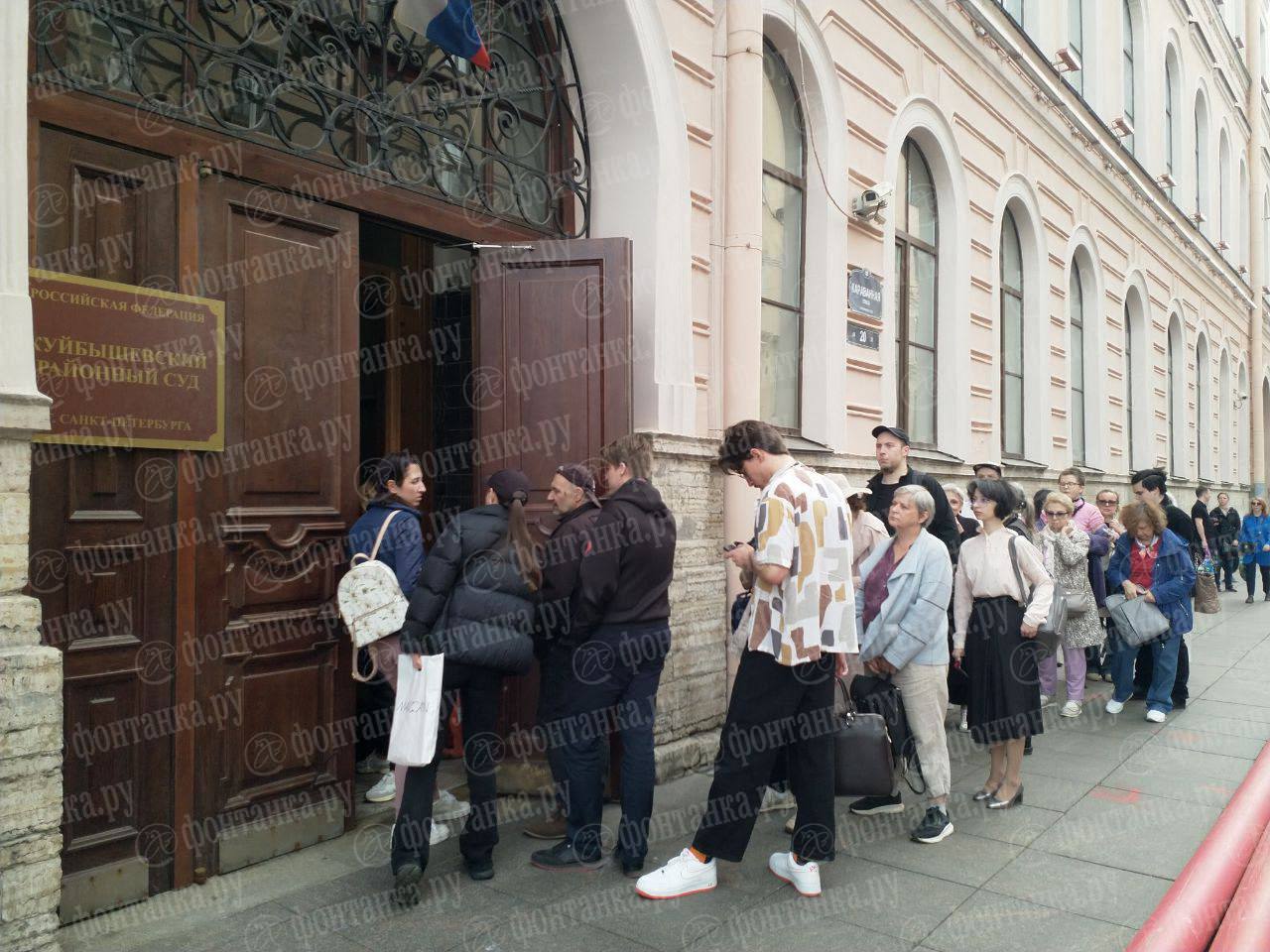 Жительницу блокадного Ленинграда оштрафовали на 10 тысяч рублей за дискредитацию ВС РФ. Такое решение вынес Куйбышевский районный суд — 24 февраля 2025 года 84-летняя Людмила Васильева вышла к Гостиному двору с плакатом. На фото — очередь людей, собравшихся у здания суда в ожидании решения.