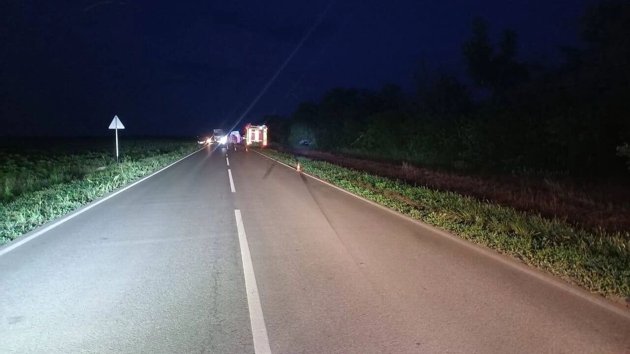 Ещё одна смертельная авария произошла минувшей ночью на трассе между Сальском и Яшалтой в Калмыкии.   42-летняя женщина за рулем Ford Focus не успела отъехать и на километр от города, как не справилась с управлением. Легковушка на полном ходу вылетела с дороги и перевернулась.  В аварии погибла пассажирка машины — девушка 22 лет. Женщина за рулём доставлена в больницу с тяжёлыми травмами.      Подписаться   Прислать нам новость