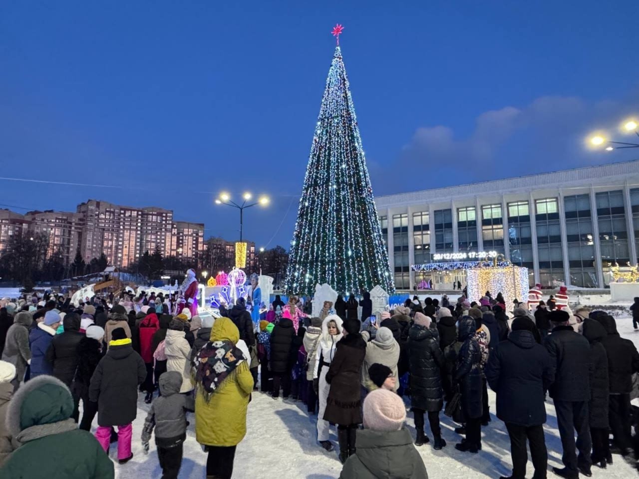 На площади Уфы открылся новогодний городок - Башинформ  Сегодня в Уфе перед ДК «Моторостроитель» состоялось открытие новогоднего городка.   «Новый год наполняет наши сердца теплом и светом, ведь именно в эти дни мы ощущаем особую атмосферу, полную надежды и радости. Поэтому мы постарались сделать так, чтобы наша районная площадка стала по-настоящему яркой и запоминающейся», — написал в своём telegram-канале глава администрации Калининского района столицы Газизьян Ахмедьянов.  Концепция праздничного места посвящена 80-летию Победы советского народа в Великой Отечественной войне.