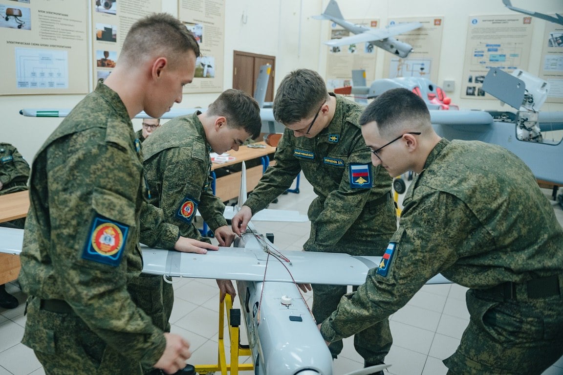 Высшая школа боевых дронов  Высшая школа экономики открывает подготовку операторов боевых дронов. В пермском кампусе выделили 33 места, но желающих в 4–5 раз больше.   Пока ВШЭ осваивается, технические вузы давно штампуют кадры – в Нижнем и Петербурге их число удвоилось за два года.