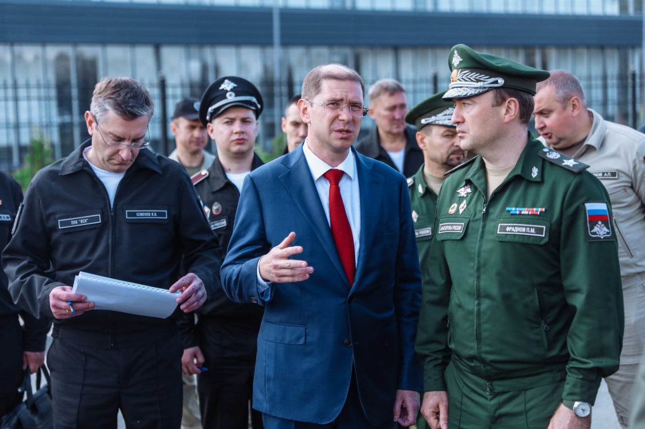 ‍ Сахалинские медики встретят пациентов в новом корпусе военного госпиталя  В Южно-Сахалинске завершилось строительство нового административно-поликлинического корпуса 441-го военного госпиталя Восточного военного округа. Объект осмотрели замминистра обороны РФ Павел Фрадков и председатель правительства Сахалинской области Алексей Белик.  «Радует, что в учреждении сосредоточена передовая медицинская аппаратура для эффективного лечения участников СВО. Мы продолжим поддержку бойцов и их семей ради общей Победы», — отметил Алексей Белик.  Госпиталь на 150 коек стал первым значимым военным объектом на Сахалине за полвека. Он будет обслуживать военнослужащих, их семьи и гражданское население. В здании предусмотрены кабинеты телемедицины, библиотека, конференц-зал, а также удобства для маломобильных пациентов.  Следующий этап — строительство лечебно-диагностического корпуса и вспомогательных сооружений.  #НовостиСахалина     -Сахалин