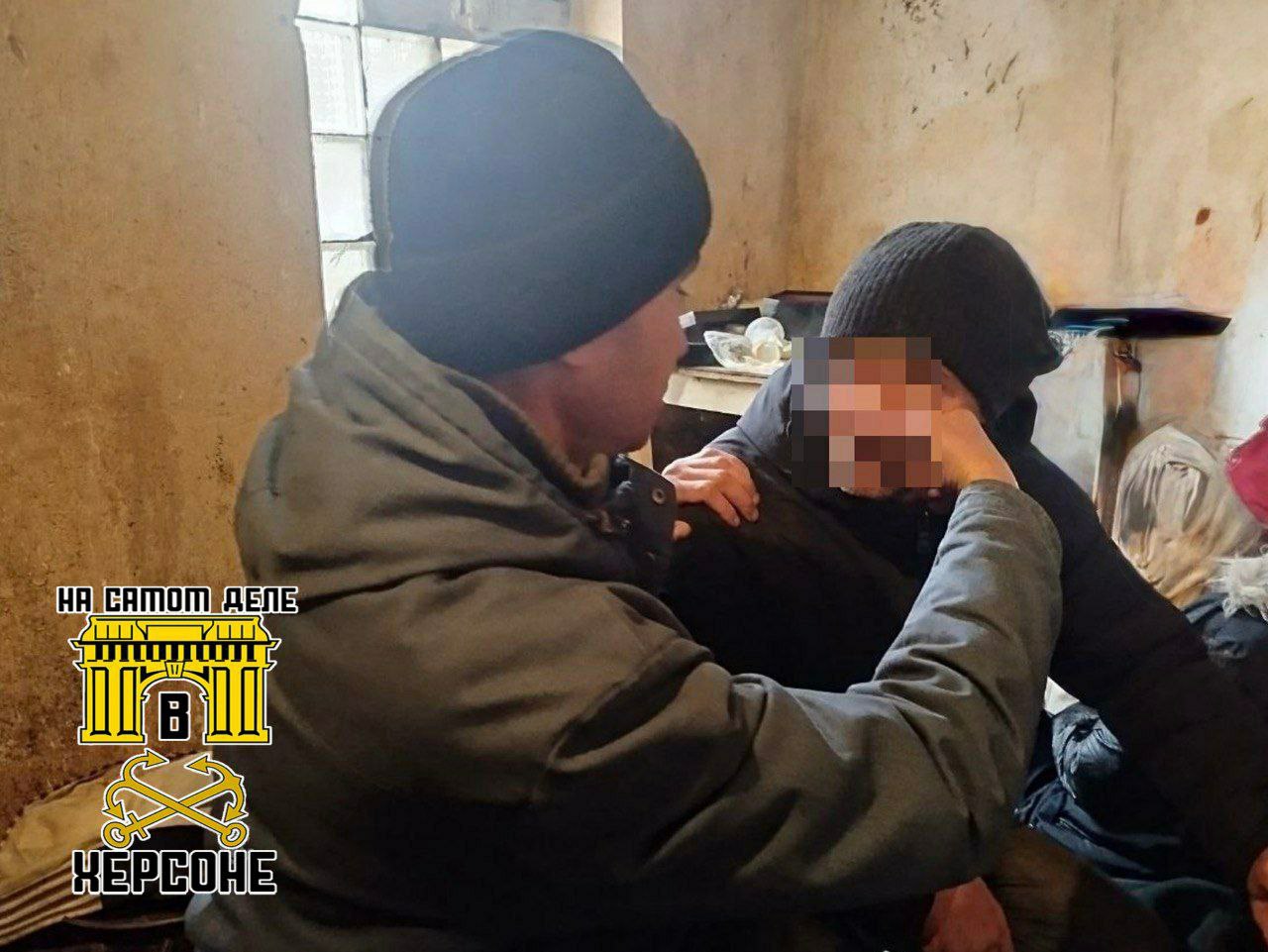 ‼ Жителю Скадовска может грозить до 15 лет тюрьмы за то, что он до смерти избил своего приятеля. Как выяснило следствие, в декабре 2024 года подозреваемый выпивал со своим знакомым в одном из домов в Скадовске. Во время распития спиртного между ними вспыхнула ссора. В ходе конфликта мужчина ударил своего товарища по голове, и тот упал, ударившись об стену. К сожалению, на следующий день пострадавший умер в больнице от полученных травм. Об этом сообщили следователи из Следственного комитета России по Херсонской области. Прокурор передал это уголовное дело в Скадовский районный суд для дальнейшего разбирательства. Теперь судьба обвиняемого будет решаться в суде. ‼ Алкоголь очень часто становиться причиной таких страшных проишествий! ПОДПИСАТЬСЯ Чат Бот Дзен