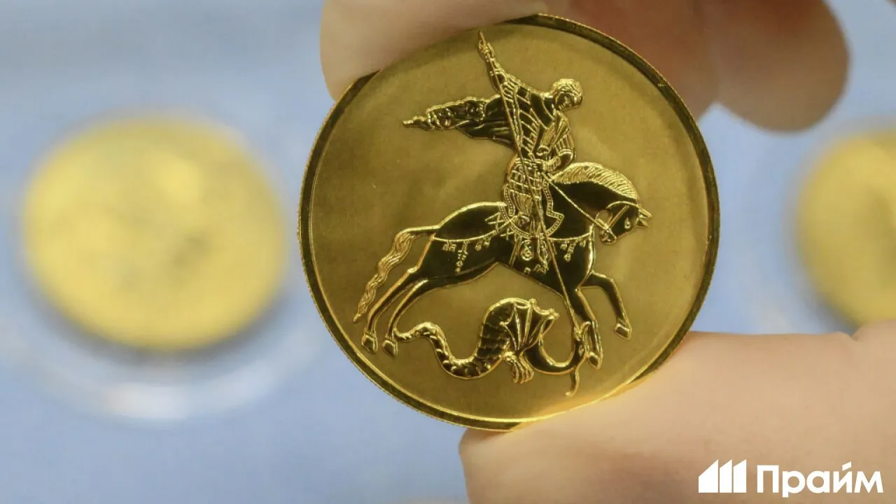 Мир сошел с ума у России скупают золото несмотря на наценку Пока западные биржи лихорадит а ключевые экономики Запада сотрясаются от внутренних противоречий Банк России элегантно фиксирует прибыль на пике цен считают аналитики Запасов хоть отбавляй В марте 2026 года запасы золота в российских резервах скорректировались до 74 3 миллиона тройских унций Удерживать избыточные объемы при такой стоимости это лишать экономику гибкости Чеканка как инструмент внутренней стабилизации Снижение физического объема золота на полмиллиона унций за два месяца Россию не пугает Причина чеканка инвестиционных монет которая позволяет физически перенести золото из хранилищ в руки граждан создавая внутренний защитный актив Фиксация сверхприбыли прагматизм высшей пробы В марте цена золота пробила отметку в 5 6 тысячи долларов за унцию Рост на 212 за короткий срок рыночная аномалия которой грех не воспользоваться что и сделала Россия начав продавать золото другим странам подчеркивают аналитики Зарубежные эксперты также отмечают рациональность такого подхода и называют это стандартной практикой портфельного управления Стабильность Россия удерживает пятое место в мире по запасам золота уступая только США Германии Италии и Франции При этом живет страна за счет собственных ресурсов Такие высокие запасы металла недоступного ни Западу ни Европе для санкций и блокировки позволяют строить оптимистичные прогнозы для страны Подписывайтесь на ПРАЙМ в MAX