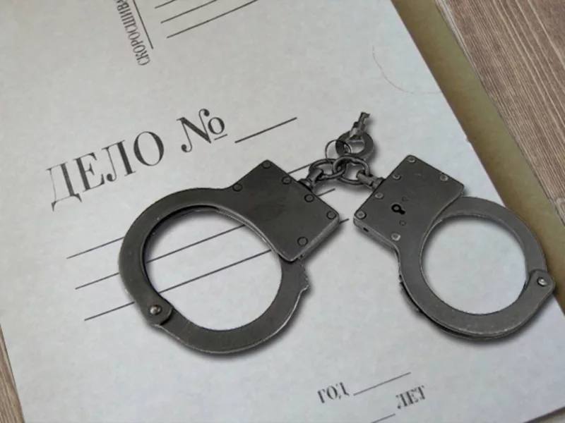 Экс-сотрудница таможни из Владивостока получила 7,5 лет за коррупционные схемы. На днях Фрунзенский районный суд Владивостока вынес обвинительный приговор 38-летней бывшей сотруднице центра электронного декларирования. Женщину признали виновной в систематическом получении взяток на общую сумму 186 тысяч рублей, а также в организации передачи незаконного вознаграждения другому должностному лицу на сумму 124 тысячи рублей. Следствие установило, что на протяжении двух с половиной лет с июня 2017 по январь 2020 года обвиняемая регулярно получала денежные переводы на личную банковскую карту от представителя коммерческой структуры. Взамен она обеспечивала предпринимателю ускоренное оформление таможенных деклараций и другие преференции. Особую роль в преступной схеме сыграл эпизод, когда фигурантка выступила посредником в передаче взятки своему коллеге, направив средства на банковскую карту его матери. Надзор за расследованием осуществляла Приморская транспортная прокуратура. Уголовное дело было возбуждено по двум эпизодам: получение взятки через посредника ч. 3 ст. 290 УК РФ и посредничество во взяточничестве с использованием служебного положения ч. 3 ст. 291.1 УК РФ . Осужденная и ее защита могут обжаловать приговор в установленном законом порядке. Ранее по данному коррупционному делу уже были осуждены другие участники преступной схемы.