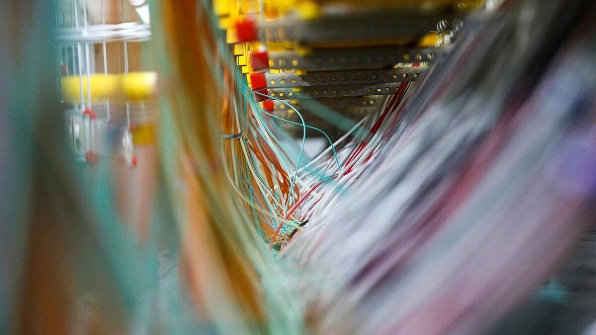 Подразделение Яндекса Yandex B2B Tech выйдет на рынок решений для развертывания среды разработки или использования ИИ сервисов в закрытом контуре заказчика Речь идет о решении формата on premise от англ на собственной площадке когда инфраструктура не размещается в публичном облаке а устанавливается на серверах заказчика Такой подход выбирают компании которым важно хранить данные внутри собственной сети Это например банки госструктуры или медицинские организации С новым решением компания планирует занять 50 рынка инфраструктурного ПО для ИИ говорит представитель Яндекса Telegram Дзен MAX