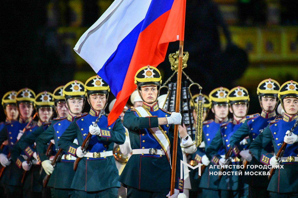 Москва поддержит проведение XVII Международного военно-музыкального фестиваля «Спасская башня» и мероприятий, приуроченных к 130-летию со дня рождения Сергея Есенина. Постановление о выделении гранта из городского бюджета на эти цели подписал Сергей Собянин. Фестиваль «Спасская башня» пройдет с 22 по 31 августа. Ожидается участие 1,5 тысячи музыкантов из 20 коллективов разных стран. Основными участниками, представляющими нашу страну, станут оркестры Минобороны России, Росгвардии, МЧС, МВД, ФСБ и ФСО. В этом году фестиваль посвящен 80-летию Победы в Великой Отечественной войне и защитникам Отечества. Основным местом проведения традиционно станет Красная площадь. Кроме того, выступления военных оркестров пройдут в городских парках, на аллеях, площадях и в других знаковых местах столицы. Помимо этого, в 2025 году исполняется 130 лет со дня рождения поэта Сергея Есенина. Кульминацией программы мероприятий, приуроченных к этой дате, станет концерт в Государственном Кремлевском дворце – он пройдет 1 октября. «Москва»