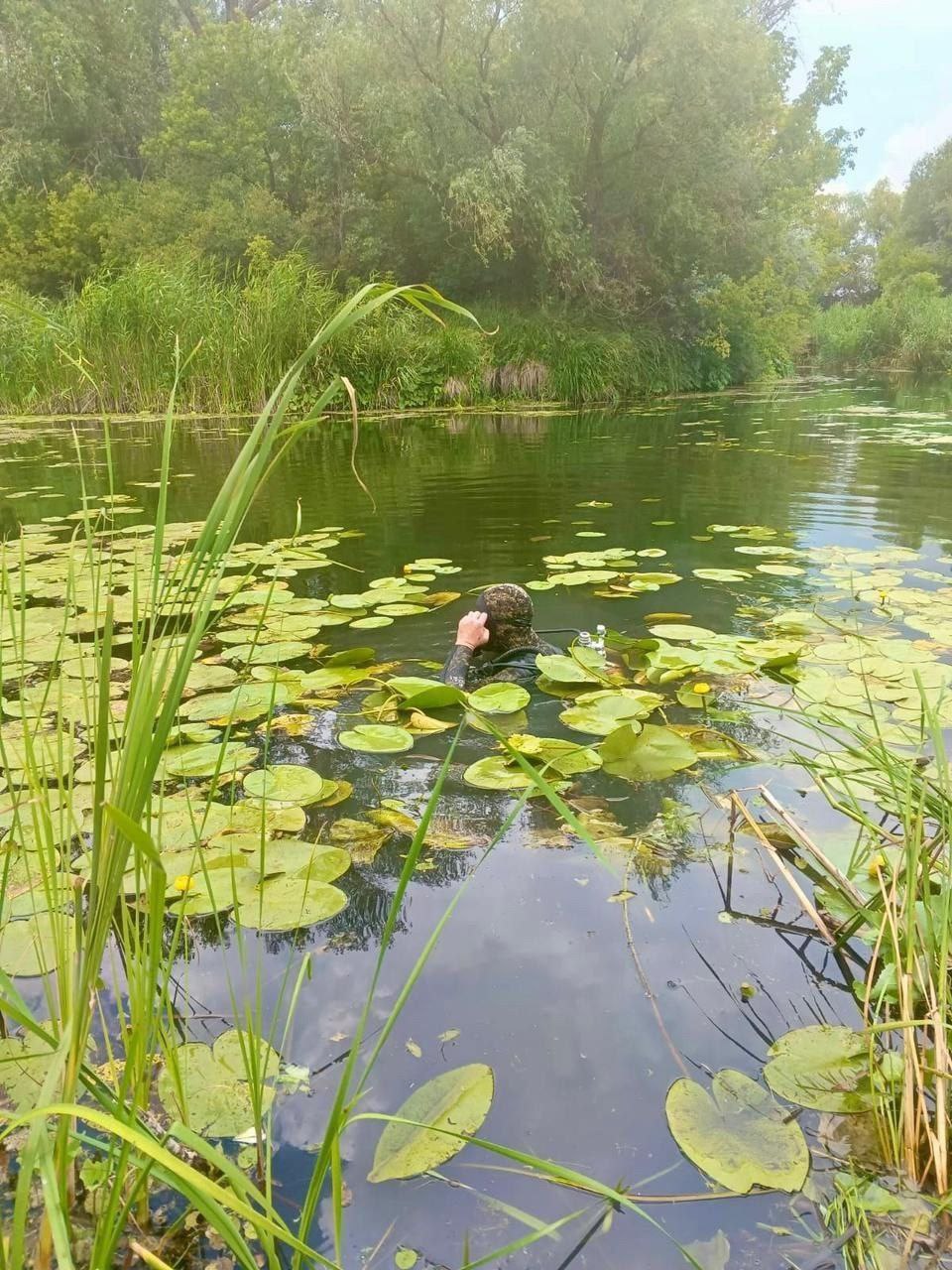 В Иловлинском районе Волгоградской области водолазы извлекли из воды тело пропавшего 25-летнего мужчины. Поисковая операция велась недалеко от рабочего поселка Иловля. Тело было обнаружено в 300 метрах от поселка, сообщили в Службе спасения. # #НовостиРегиона