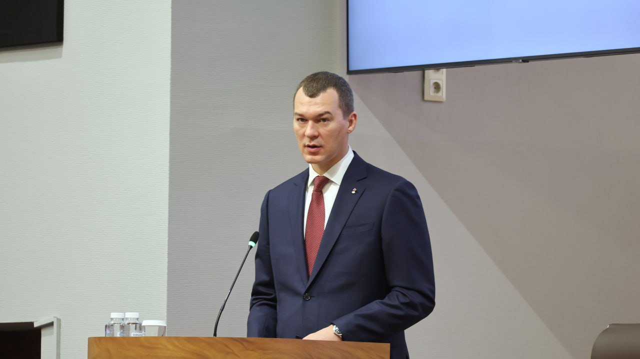 Дегтярёв заявил что конкуренция на Играх будущего в ОАЭ будет жесткой участвует много команд из западных стран и Китая Также министр спорта РФ и председатель ОКР на открытии события отметил сильные коллективы с Дальнего Востока Идея проводить международные игры в фиджитал дисциплинах родилась в нашей стране Мы подарили миру этот формат о чем говорил президент РФ Владимир Владимирович Путин Но спустя год формат игр стал полностью самостоятельным развивается под эгидой независимой международной организации а Россия в нем участвует наравне со всеми остальными Во вторых Играх будущего конкуренция будет жесткой участвует много команд из западных стран сильные коллективы с Дальнего Востока в том числе из Китая От России выступают 13 команд в их составе 77 фиджитал спортсменов Многие из них соревнованились в Казани и серьезно готовились в течение года Но в спорте побеждает сильнейший это фундаментальный принцип на котором мы стоим В 2026 году как уже сообщила Международная федерация фиджитал спорта Игры будущего пройдут в Казахстане Принимающая страна на 2027 й будет объявлена в ближайшее время В России принята концепция развития фиджитал спорта до 2030 года Уже в этом году в рамках целевой программы несколько сотен фиджитал центров будут переоборудованы или дооснащены Параллельно заключаются соглашения между Всероссийской федерацией фиджитал спорта и традиционными спортивными федерациями о проведении соревнований в гибридном формате В этом году в России прошел Кубок технологических видов спорта с участием почти четырех тысяч детей 21 победитель получил приглашение на Игры будущего в Абу Даби Мы с ними уже встретились поговорили Это будущие лидеры в спортивном программировании фиджитал спорте гонках дронов и других дисциплинах Для них Игры будущего становятся новым ориентиром и точкой роста Игры будущего пройдут с 18 по 23 декабря Всего в столицу ОАЭ приехали 140 команд из 65 стран Россию представляют 77 участников из 13 команд В программе 11 дисциплин фиджитал футбол фиджитал баскетбол фиджитал файтинг фиджитал танцы фиджитал шутер Battle Royale MOBA PC MOBA Mobile гонки дронов VR game и битва роботов news matchtv Дмитрий Челяпин Матч ТВ