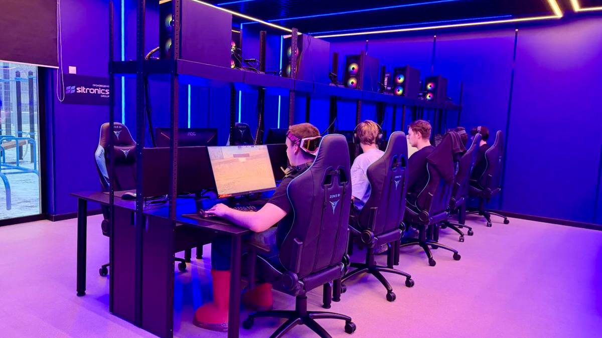 Сдали еще один фиджитал проект На этот раз в Челябинске Участие в открытии принимал губернатор области Алексей Текслер  В компьютерном зале установлены игровые консоли системы виртуальной реальности с VR шлемами и VR станциями 20 игровых мест с компьютерами    Рядом на улице площадки для воркаута и баскетбола футбольное поле Также мы разработали портал с инструкциями по использованию инвентаря и информацией о заполненности комплекса Это наш второй проект по созданию спортивных комплексов в которых сочетаются классический и цифровой спорт В феврале этого года торжественная церемония открытия фиджитал центра состоялась в Смоленске