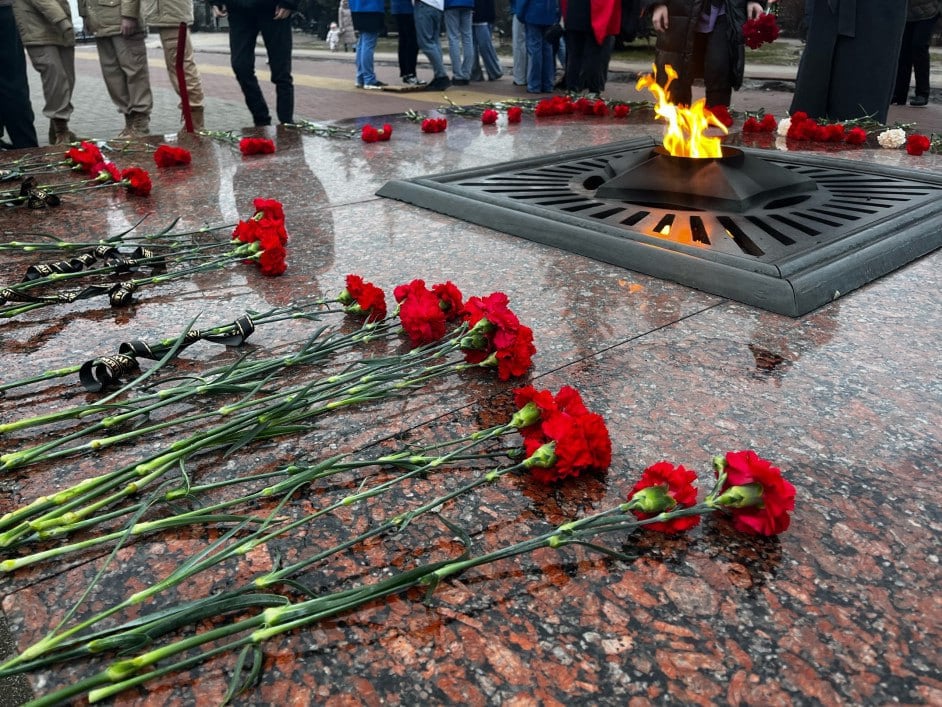 К маю мемориалы в Калужской области должны привести в порядок  К 1 мая все объекты, увековечивающие память о событиях и героях Великой Отечественной войны, должны быть приведены в надлежащее состояние. Такое поручение дали главам администраций муниципалитетов в правительстве Калужской области. Министр культуры и туризма региона Павел Суслов рассказал, что благодаря участию Калужской области в федеральной программе «Увековечение памяти погибших при защите Отечества на 2019 - 2024 годы» были проведены восстановительные работы на 391 воинском захоронении, нанесено 7 711 имён погибших.   Действие программы продлено до 2027 года. Калужская область подала заявку о планируемом ремонте ещё 32 захоронений на ближайшие два года, отметил Павел Суслов.    Прислать новость     Заказать рекламу