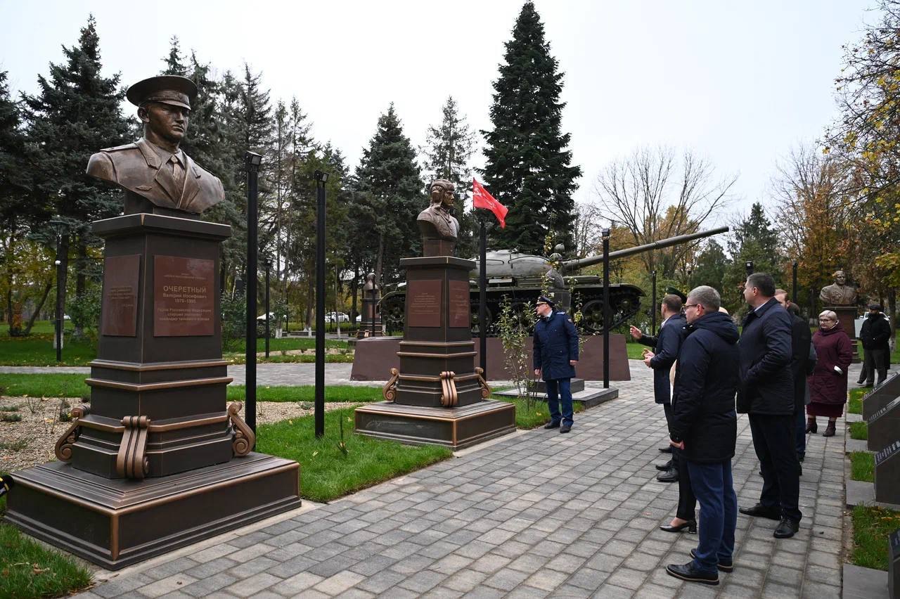 Евгений Наумов и Вера Галушко открыли сквер Памяти Героев-танкистов после реконструкции  Модернизация общественного пространства проводилась в рамках регионального проекта «Формирование комфортной городской среды» нацпроекта «Жильё и городская среда». Территорию для благоустройства выбрали краснодарцы во время Всероссийского онлайн-голосования.  — Максимально сохранили концепцию сквера Памяти Героев-танкистов во время реконструкции. Благодаря нацпроекту мы обновили территорию, оставив нетронутыми все живые деревья и памятник истории. Пожалуй, теперь это наш лучший реконструированный сквер, — отметил Евгений Наумов.  В обновлённом сквере появилась спортивная площадка с тренажерами, которая подходит и для занятий маломобильных граждан, военно-патриотическая зона, две игровые площадки для детей.  #благоустройствоКРД