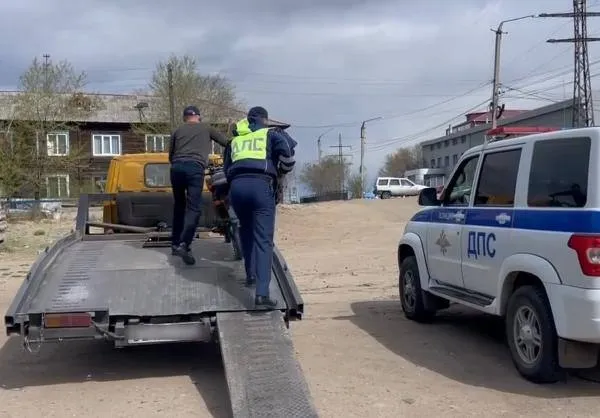 В Советском районе Улан Удэ недавно устроили рейд по пресечению грубых нарушений ПДД Всего сотрудники ГИБДД проверили около 200 транспортных средств и поймали 38 нарушителей Особое внимание уделили бесправным водителям и лишенцам Таковых оказалось 8 и шесть из них мотоциклисты включая троих несовершеннолетних Автоинспекторы пригласили на место их родителей Сотрудники КДН составили на последних административные протоколы за неисполнение своих обязанностей С наступлением тёплого времени года Госавтоинспекция уделяет повышенное внимание местам сбора подростков на мототехнике Рейды по выявлению подобных нарушений проводятся на регулярной основе отметили в МВД по Бурятии Baikaldaily