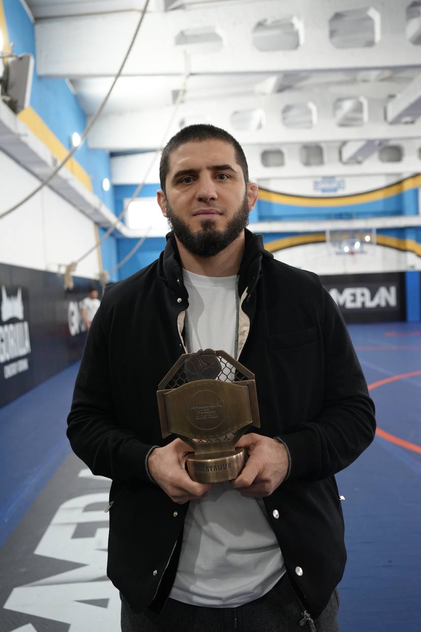 ИСЛАМ МАХАЧЕВ ЛУЧШИЙ БОЕЦ РОССИИ 2025 ГОДА Чемпион UFC в полусреднем весе Ислам Махачев признан лучшим бойцом России 2025 года по результатам голосования ММА журналистов и блогеров которое провел ютуб канал Ушатайка В голосовании приняли участие 35 человек все те кто составляет рейтинг топ 15 25 декабря мы вручили Исламу специальный приз в Махачкале в школе им Абдулманапа Нурмагомедова Второе место в голосовании занял чемпион UFC в легчайшем весе Петр Ян третье чемпион UFC в среднем весе Хамзат Чимаев За первое место в анкете респондента начислялось 8 баллов за второе 6 за третье 4 Итоги голосования 1 Ислам Махачев 254 балла 22 первых места 13 вторых 0 третьих 2 Петр Ян 228 баллов 13 первых мест 18 вторых 4 третьих 3 Хамзат Чимаев 116 баллов 0 первых мест 4 вторых 23 третьих 4 Вадим Немков 12 баллов 0 первых мест 0 вторых 3 третьих 5 9 Магомедрасул Гасанов 4 балла 0 первых мест 0 вторых 1 третье 5 9 Усман Нурмагомедов 4 балла 0 первых мест 0 вторых 1 третье 5 9 Муслим Магомедов 4 балла 0 первых мест 0 вторых 1 третье 5 9 Магомед Анкалаев 4 балла 0 первых мест 0 вторых 1 третье 5 9 Азамат Мурзаканов 4 балла 0 первых мест 0 вторых 1 третье Махачев в 2025 м защитил титул UFC в легком весе победив удушающим в первом раунде Ренато Мойкано После этого он перешел в полусредний вес где выиграл единогласным решением судей у Джека Деллы Маддалены и взял чемпионский пояс Махачев первый двойной чемпион UFC из России Это второе голосование по выбору лучшего бойца России по итогам 2024 года приз получил победитель Гран при PFL в полусреднем весе Шамиль Мусаев ushatayka