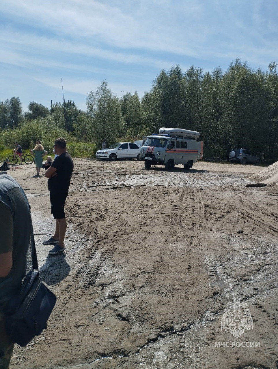 14-летняя девочка, которую спасатели искали в Оби, утонула. Ее тело достали водолазы. Об этом сообщили в МЧС Алтайского края.  "Водолазами поисково-спасательного отряда краевого управления из реки Обь поднято тело девочки 2011 года рождения, поиски которой велись в районе города Камень-на-Оби", - рассказали в ведомстве.  Сотрудники МЧС призывают жителей региона соблюдать осторожность во время отдыха и купаться только на оборудованных пляжах.  Фото: МЧС Алтайского края
