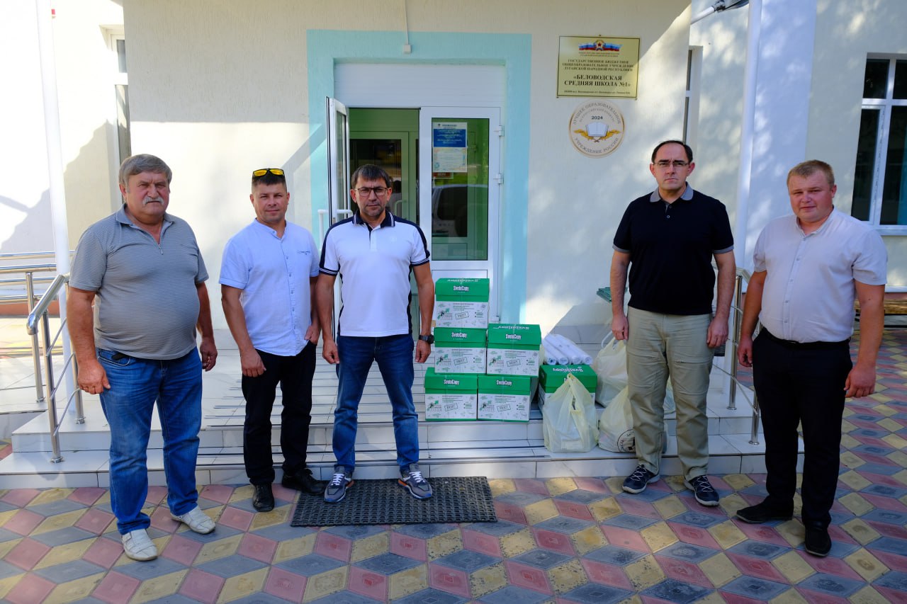 Беловодский муниципальный округ с рабочим визитом посетила делегация из Новосибирской области В её составе министр транспорта и дорожного хозяйства области Анатолий Викторович Костылевский и Евгений Викторович Сайц директор компании ООО Сибстрой генеральный подрядчик ремонта автодороги Беловодск Брусовка Во время встречи с врип Главы администрации первым заместителем Главы Администрации Беловодского МО Николаем Ивановичем Вербицким гости обсудили перспективы дальнейшего сотрудничества обменялись опытом и договорились о совместных проектах направленных на развитие дорожной инфраструктуры и благоустройство округа Гости передали ценные подарки для Беловодской средней школы 1 и Беловодского лицея Лидер которые будут использованы для повышения качества обучения и развития детей а также для совершенствования условий труда педагогов