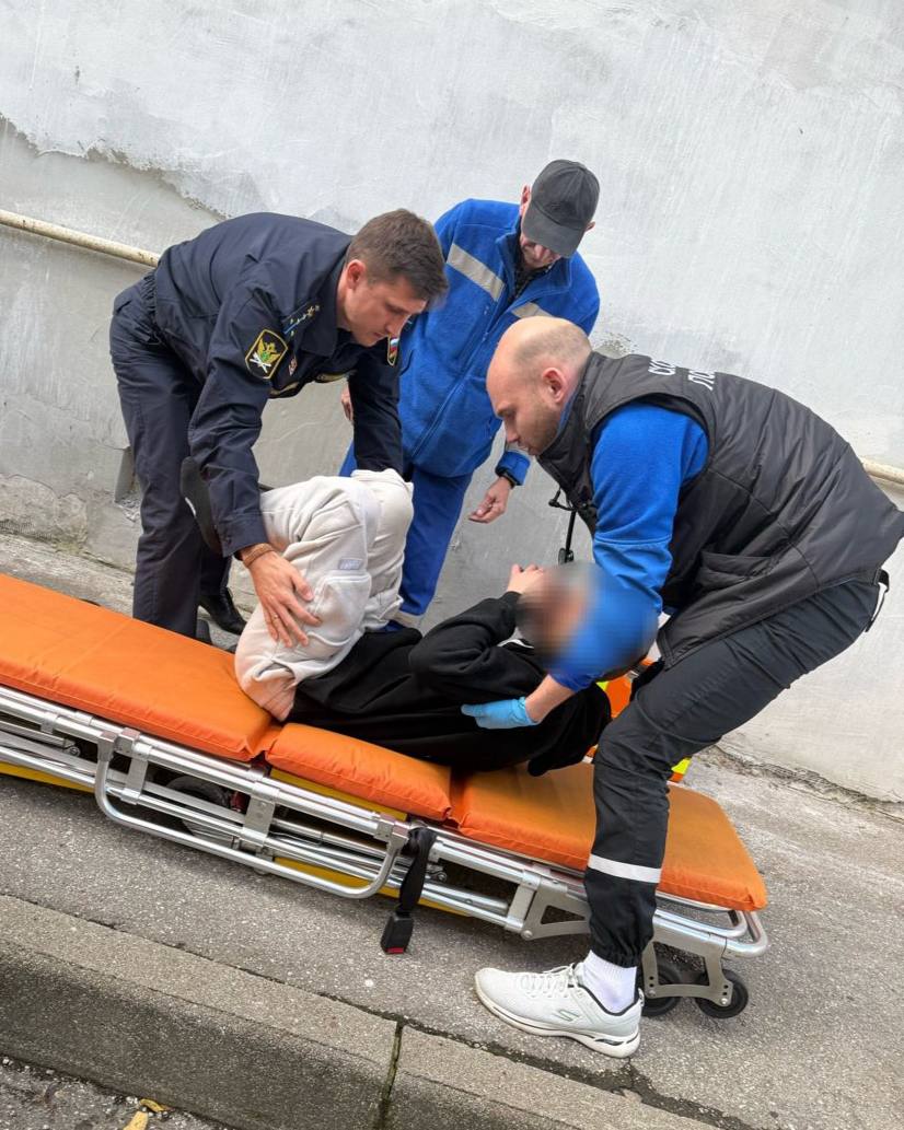 В Гурьевском районе приставы спасли мужчину упавшего с высоты Алексей Султанов разгружал служебную почту из машины когда услышал крики Он сразу же пошёл на звук и увидел мужчину лежащего на земле пострадавший объяснил что упал со 2 этажа и повредил ногу Алексей и его коллега Любовь Пахомова помогли мужчине дали необходимые указания вызвали скорую принесли воды Когда скорая приехала Алексей помог медикам погрузить пострадавшего на носилки Позже выяснилось что у мужчины перелом обеих пяток Подписаться Прислать новости