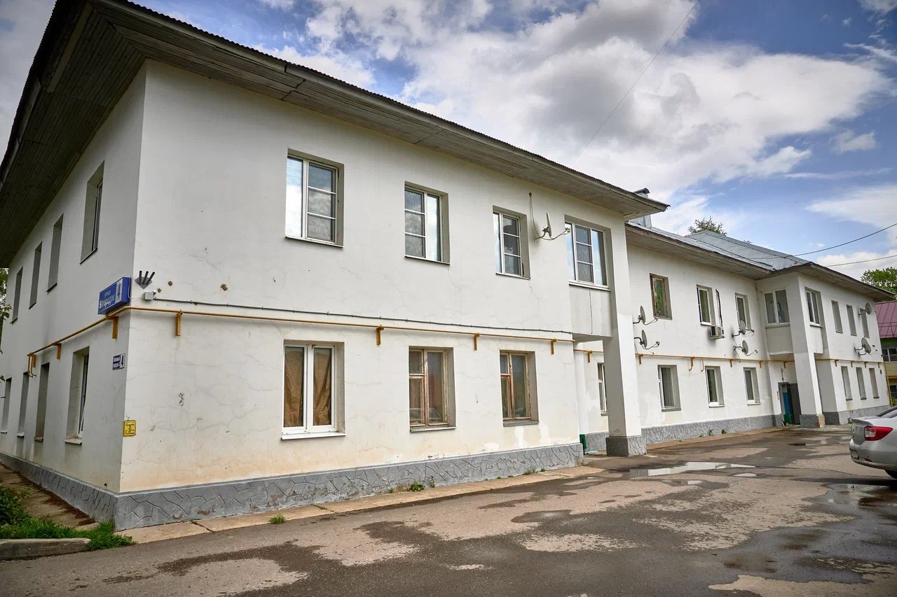 В Наро-Фоминске завершились комплексные работы по капитальному ремонту внутренних инженерных систем       Панельный дом 4   по улице Военный городок 3 отремонтировала подрядная организация «Стройстатус».       Специалисты заменили системы горячего и холодного водоснабжения, установили коллективные  общедомовые  приборы для учёта потребления ресурсов, заменили систему центрального отопления и систему водоотведения.    Благодаря проведённым работам жители смогут получать качественные ресурсы и экономить на них.    За соблюдением строительных норм и правил при капремонте в ежедневном режиме следят эксперты строительного контроля ГБУ МО «Управление технического надзора капитального ремонта».     Проверить, включён ли ваш дом в программу капремонта и сроки проведения работ, можно на сайте Фонда.     С заботой о Вас, Фонд капитального ремонта Московской области    #НаКонтроле