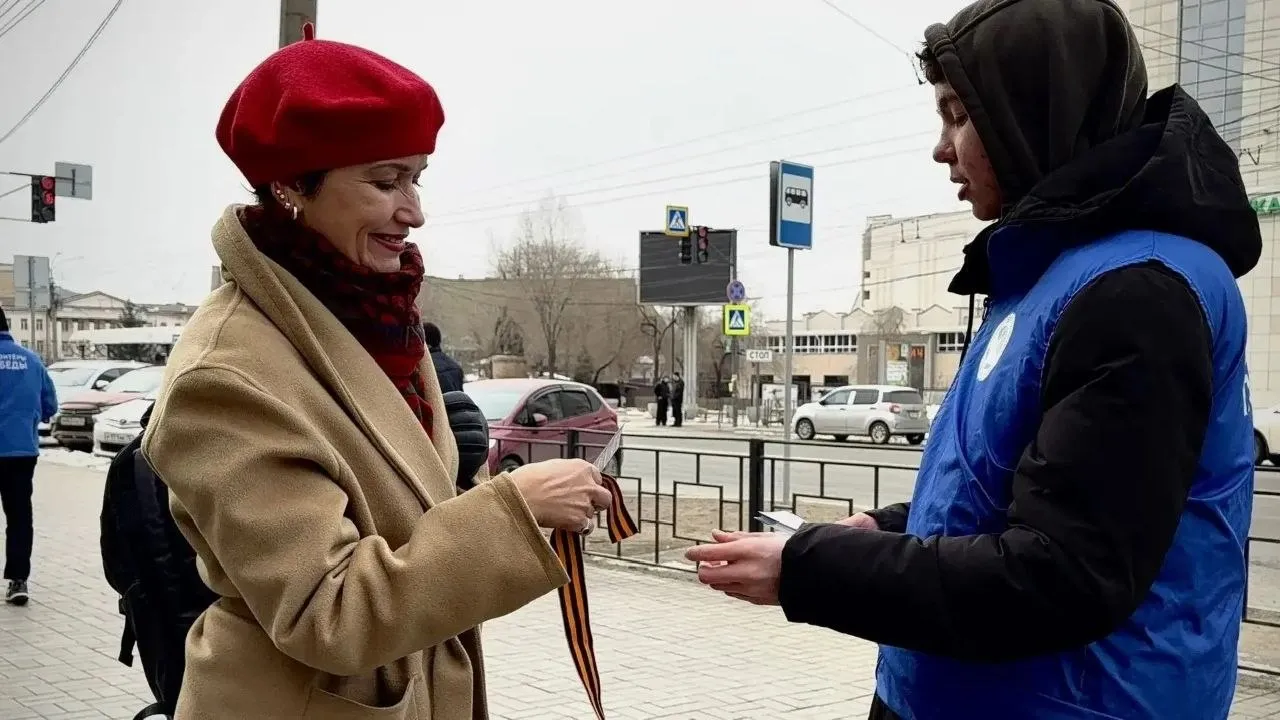 Георгиевские ленты раздают на улицах Читы С 22 апреля и до 9 мая в Чите действует ежегодная патриотическая акция Георгиевская ленточка приуроченная к 81 й годовщине Победы Организатором мероприятия в нашем крае выступает Забайкальское региональное отделение Всероссийского общественного движения Волонтёры Победы Волонтёры акции планируют раздать жителям и гостям края 10 тысяч символов воинской славы Ленты появятся во всех муниципальных образованиях региона В Чите основные точки выдачи расположены на площади Ленина в парке Дома офицеров и на площади Декабристов а также во всех округах города где работают добровольцы Раздача символа всегда сопровождается просветительской работой Волонтёры подробно рассказывают каждому значение Георгиевской ленты Объясняют что это символ памяти уважения и благодарности ветеранам Для закрепления информации вместе с лентой вручают специальную памятку брошюру где описана история символа и правила ношения рассказали организаторы По словам волонтёров реакция горожан тёплая и искренняя Пожилые люди часто подходят со слезами на глазах и благодарят за то что молодёжь не забывает историю своей страны Молодые люди с интересом берут ленты расспрашивают об истории даже дети с радостью тянут руки к чёрно оранжевой ленте Волонтёры объясняют им что Георгиевская лента получила своё название от ордена Святого Георгия Победоносца а цвета ленты символизируют пороховой дым и пламя сражений Каждый раз когда я раздаю Георгиевскую ленту и вижу как загораются глаза у человека который её принимает я понимаю память жива делится член Забайкальского регионального отделения ВОД Волонтеры Победы Виктория Иванова   Подписывайтесь TG VK MAX