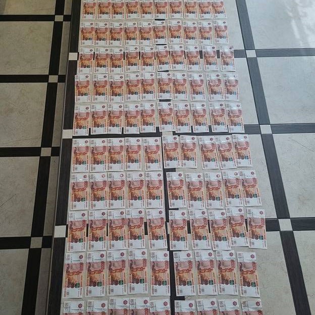 Бывший руководитель ВСЖД обвиняется во взятках на сумму более 55 миллионов рублей Генпрокуратура РФ утвердила обвинительное заключение в отношении Вадима Владимирова который обвиняются по ч 6 ст 290 УК РФ получение взятки в особо крупном размере совершенное организованной группой с вымогательством взятки По мнению следствия в период с 2021 по 2024 год начальник железной дороги в составе организованной группы в которую вошли гражданин иностранного государства и представители коммерческой организации получил взятку за беспрепятственное осуществление перевозок лесной продукции железнодорожным транспортом Как отмечает генпрокуратура РФ участники организованной группы создавали неблагоприятные условия для грузоотправителей которые отказывались передавать денежные средства в качестве взятки Уголовное дело направлено в Свердловский районный суд города Иркутска а на имущество обвиняемых общей суммой 275 миллионов рублей наложен арест