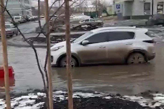 На Широкой Речке улицу затопило сточными водами  На Широкой Речке затопило улицу. Местные жители рассказали, что по дороге разлились сточные воды, там стоит соответствующий запах.  — Улицу Евгения Савкова между домами № 3, 4, 5, 7, 8 затопило сточными водами. Управляющая компания и «Водоканал» не могут справиться. Вонь ужасная! — рассказал порталу E1.RU местный житель.  По его словам, подобные потопы случаются регулярно на протяжении полугода.  В пресс-службе «Водоканала» сообщили, что аварийно-восстановительные работы там не проводятся.  — Системы работают в штатном режиме. Рекомендуем жителям обратиться в УК или в ТСЖ для решения вопроса о подтоплении, — отметили в «Водоканале».