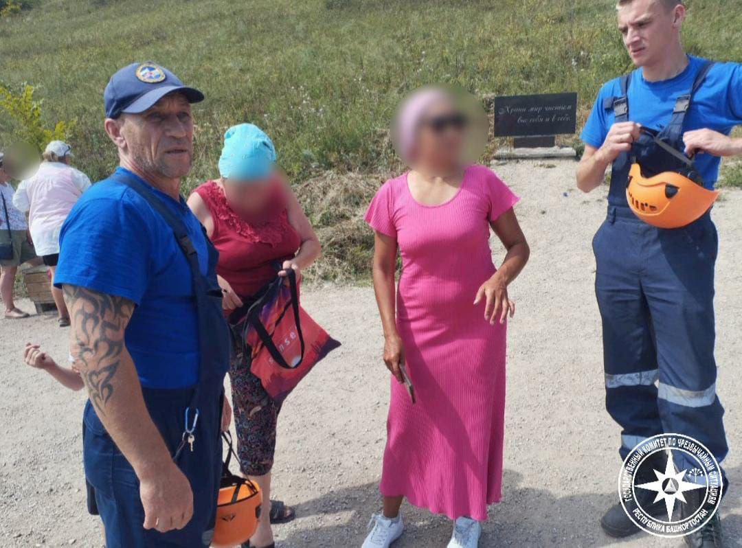 На шихане Торатау в Башкирии «застряли» две женщины и дети Как сообщили в Госкомитете ЧС по Башкирии, утром спасателям сообщили, что на горе Торатау пять человек по каким-то причинам не могли ни спуститься вниз, ни подняться вверх. Это две женщины 37 и 42 лет, а также 6-летняя девочка и двое семилетних мальчиков с ними. Прибывшие на место сотрудники Госкомитета ЧС по Башкирии безопасно спустили их вниз по лестнице и сопроводили до стоянки. Медицинская никому помощь не потребовалась. Ранее на шихане Торатау умер 50-летний мужчина. Когда он поднялся наверх, ему стало плохо с сердцем. Медики были вынуждены констатировать его смерть.
