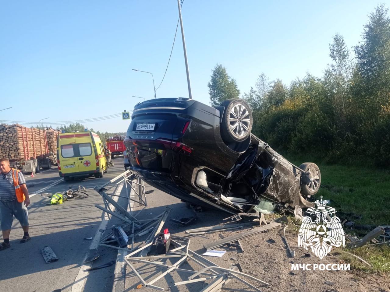 5 сентября в 16:27 в дежурную смену поступило сообщение о ДТП в Петрозаводске. На Суоярвском шоссе произошёл наезд на велосипедиста.    От МЧС Республики Карелия привлекались: 2 единицы техники и 6 человек.    Пострадал один человек - водитель автомобиля. Он выбрался из перевёрнутого авто самостоятельно. К сожалению, велосипедист погиб на месте.     МЧС Республики Карелия