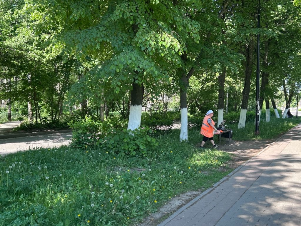 В Рязани продолжают уборку дорог и городских территорий Как сообщает городская администрация, сегодня ночью подбор и вывоз грунтовых наносов выполняли на участках улиц Братиславская от Гагарина до Славянского проспекта, Островского от Братиславской до Черновицкой, Стройкова от Островского до Гагарина. Тротуары мыли на улицах Новоселов, Шереметьевская, Песоченская, Зубковой, Ленина, Радищева. Дороги общего пользования подметали и мыли во всех районах города. На Куйбышевском шоссе покрашено 1100 м. бортового камня. Днем уборка города продолжится. Рабочие собирают мусор, очищают урны, убираются на остановках общественного транспорта. Запланирован покос травы, ямочный ремонт, обслуживание сетей уличного освещения.