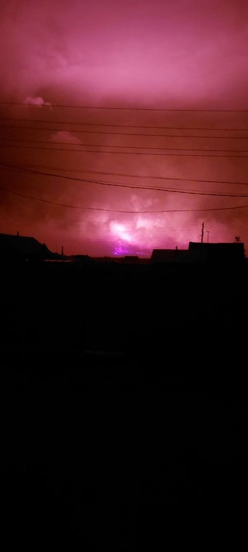 Сильный лесной пожар почти вплотную подошел к поселку Сулхара в Бурятии, власти эвакуировали больше 90 человек, включая 33 детей, сообщил губернатор. Жители находятся в пунктах временного размещения. "Ночью в 10 км от поселка поднялся верховой пожар и сильным ветром направлялся в сторону населенного пункта. В превентивных целях проводилась эвакуация жителей", — написал Цыденов в соцсетях. Сейчас верховой пожар спустился, идет низовой. Ветер сильный. Проводится опашка кромки. До Сулхары от кромки пожара около 6 км, уточнил глава региона. Буст Отправить новость